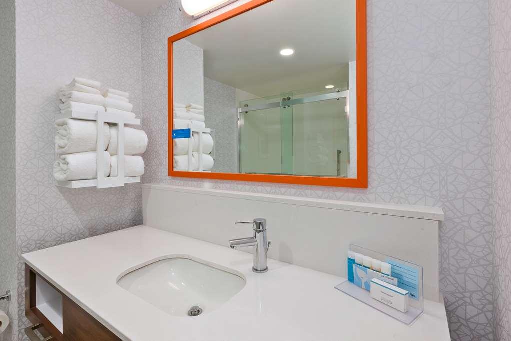 Hampton Inn Cape Cod Canal Борн Стая снимка